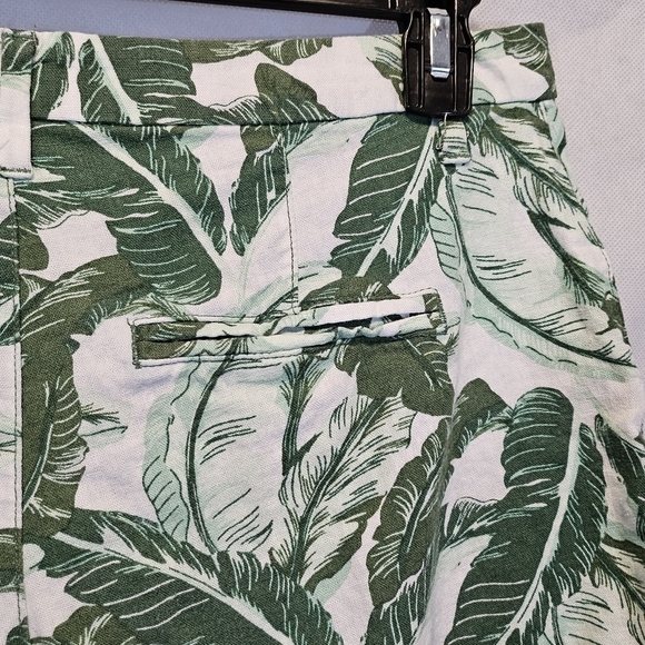 Old Navy Tropical Green & White 55% Linen 45% Rayon Leaf Shorts Size 2 - Picture 2 of 6